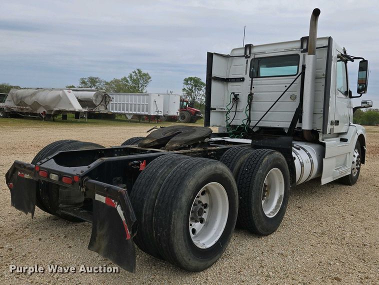 image for item EJ7480 2017 Volvo VNL semi truck