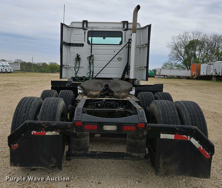 image for item EJ7480 2017 Volvo VNL semi truck