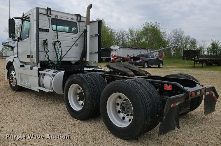 image for item EJ7480 2017 Volvo VNL semi truck