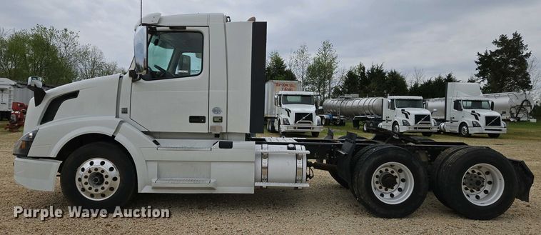 image for item EJ7480 2017 Volvo VNL semi truck