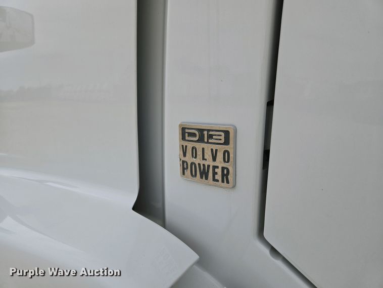 image for item EJ7480 2017 Volvo VNL semi truck