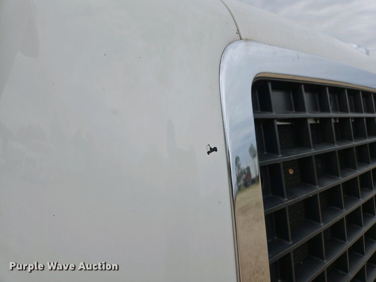 image for item EJ7480 2017 Volvo VNL semi truck