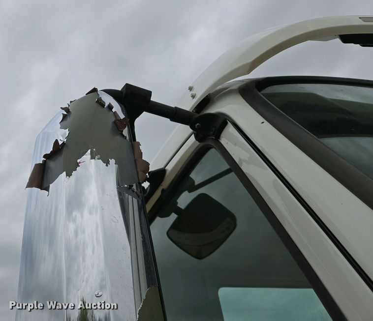 image for item EJ7480 2017 Volvo VNL semi truck