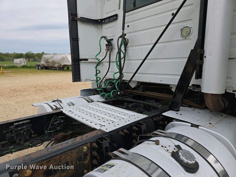 image for item EJ7480 2017 Volvo VNL semi truck
