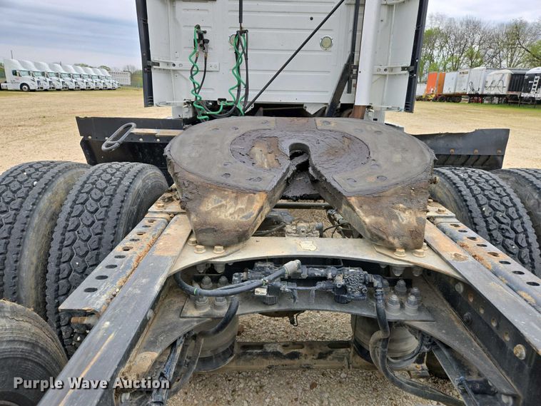 image for item EJ7480 2017 Volvo VNL semi truck