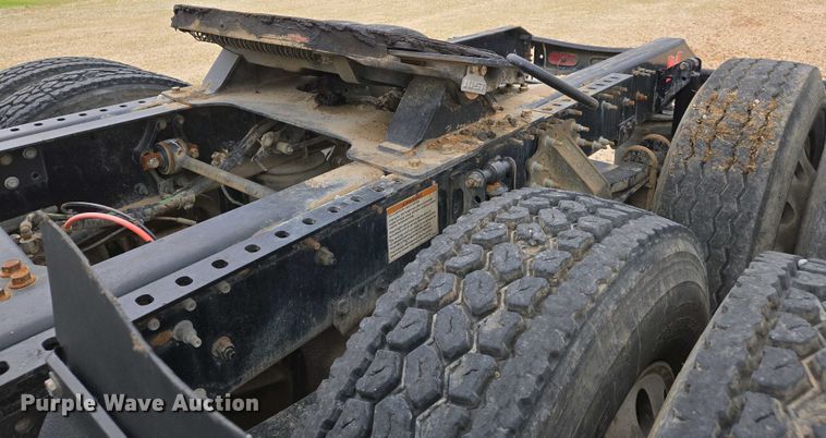 image for item EJ7480 2017 Volvo VNL semi truck