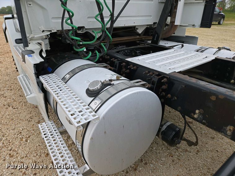 image for item EJ7480 2017 Volvo VNL semi truck