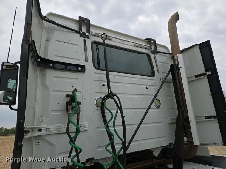 image for item EJ7480 2017 Volvo VNL semi truck