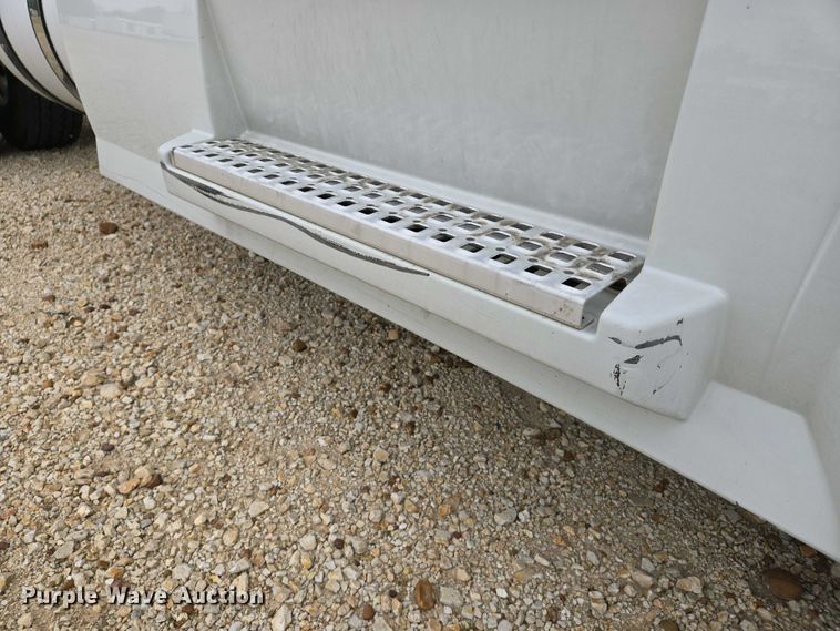 image for item EJ7480 2017 Volvo VNL semi truck