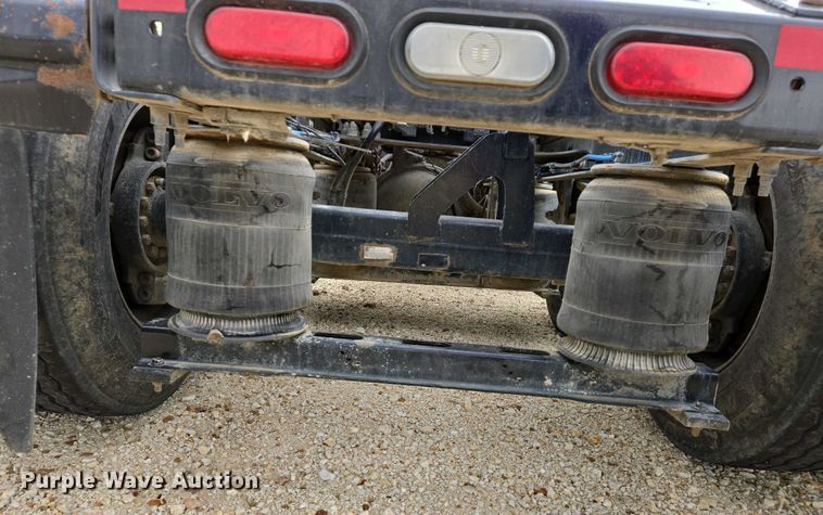 image for item EJ7480 2017 Volvo VNL semi truck