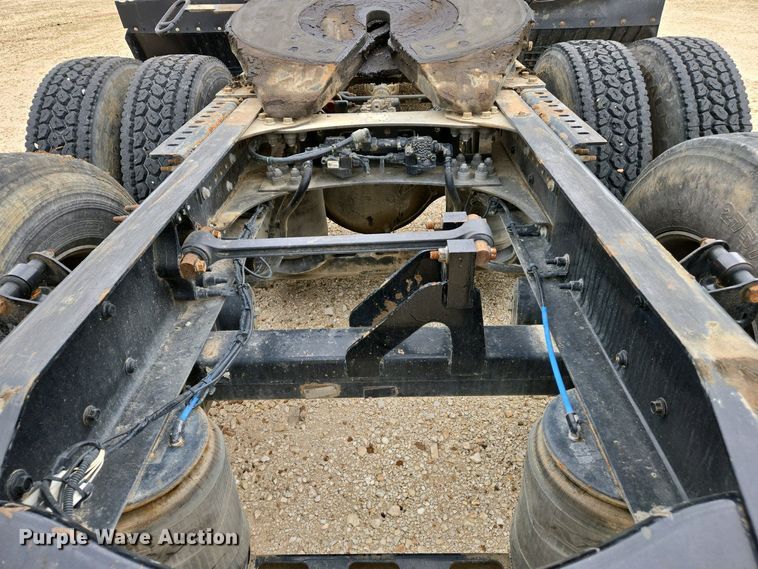 image for item EJ7480 2017 Volvo VNL semi truck