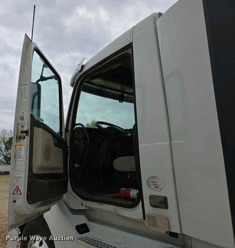 image for item EJ7480 2017 Volvo VNL semi truck