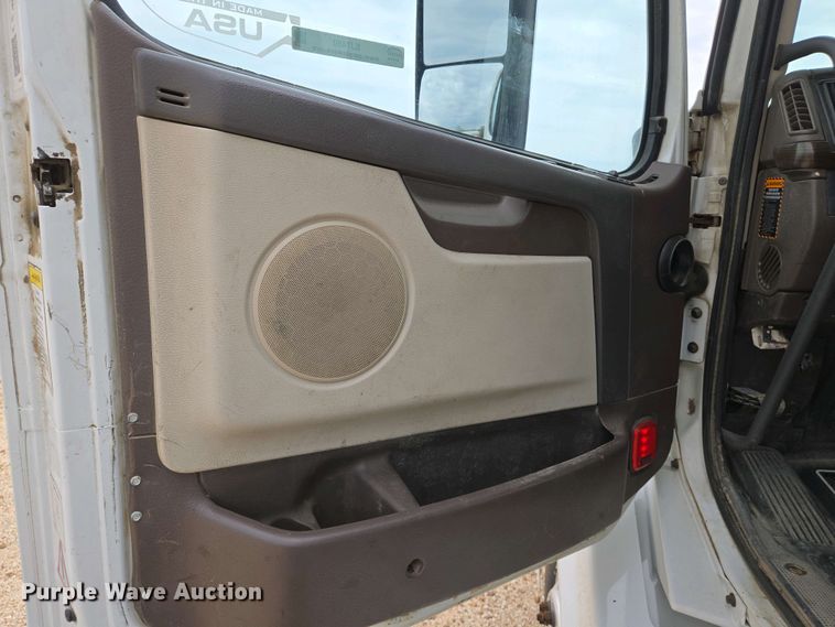 image for item EJ7480 2017 Volvo VNL semi truck