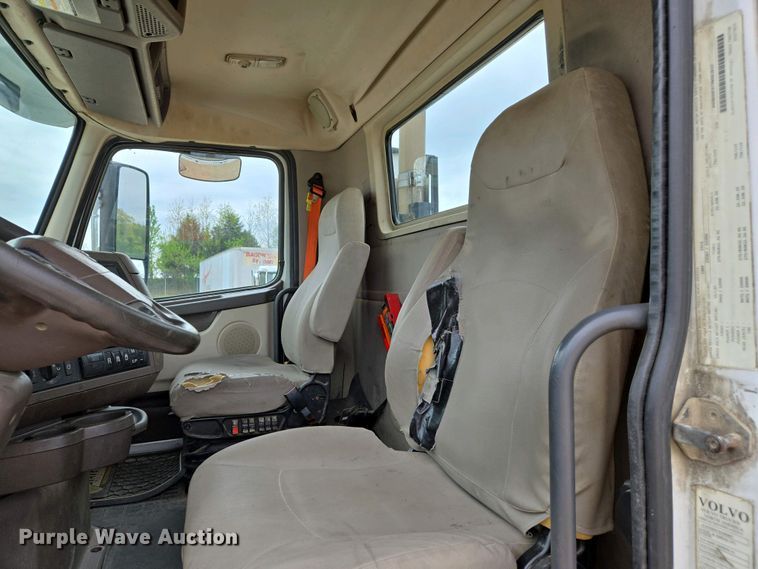 image for item EJ7480 2017 Volvo VNL semi truck