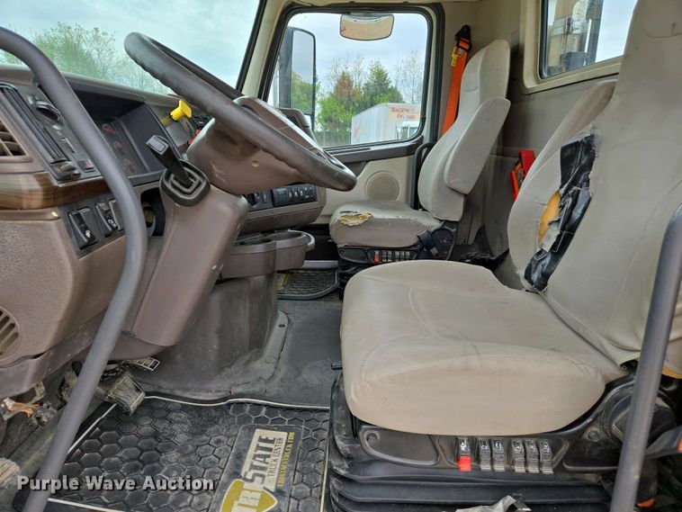 image for item EJ7480 2017 Volvo VNL semi truck