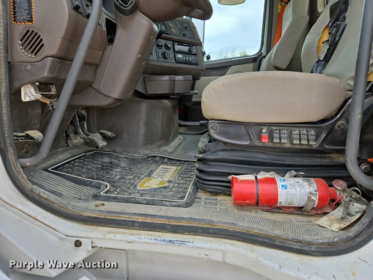 image for item EJ7480 2017 Volvo VNL semi truck