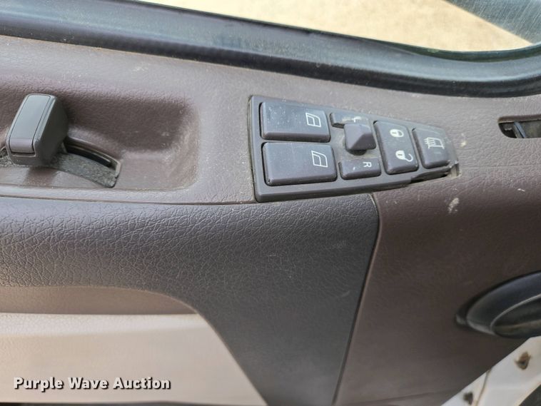 image for item EJ7480 2017 Volvo VNL semi truck