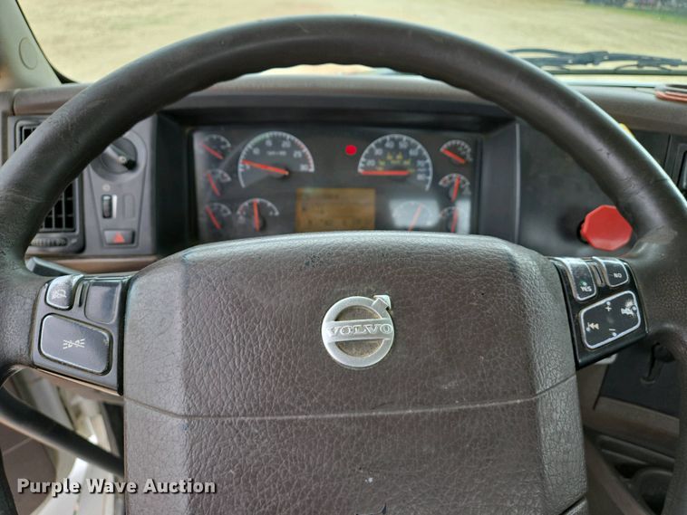 image for item EJ7480 2017 Volvo VNL semi truck