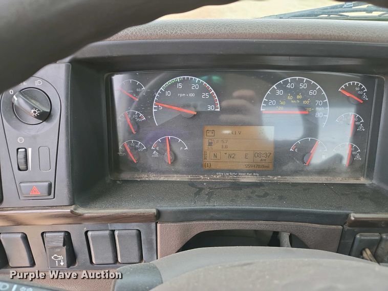 image for item EJ7480 2017 Volvo VNL semi truck