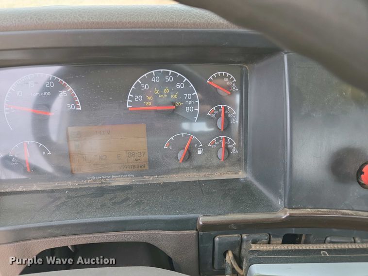 image for item EJ7480 2017 Volvo VNL semi truck