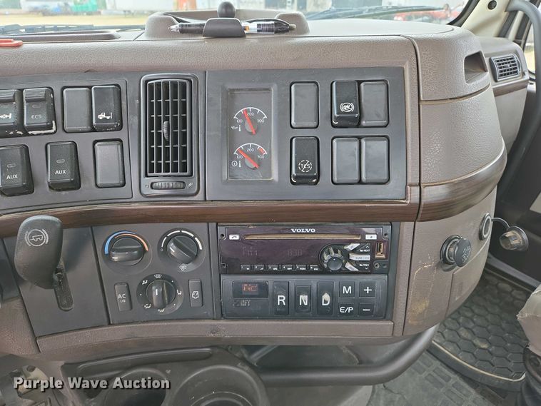 image for item EJ7480 2017 Volvo VNL semi truck