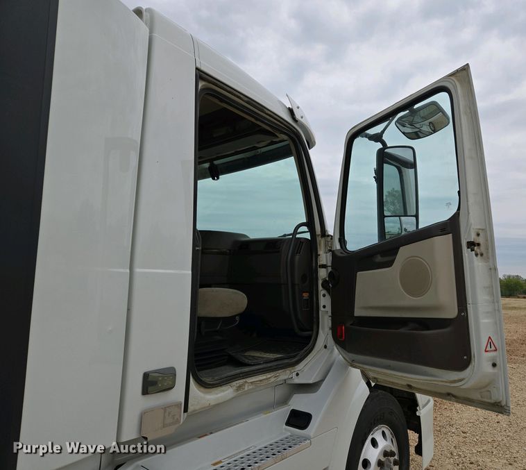 image for item EJ7480 2017 Volvo VNL semi truck