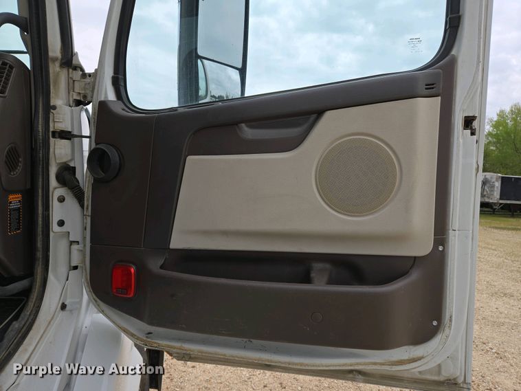 image for item EJ7480 2017 Volvo VNL semi truck