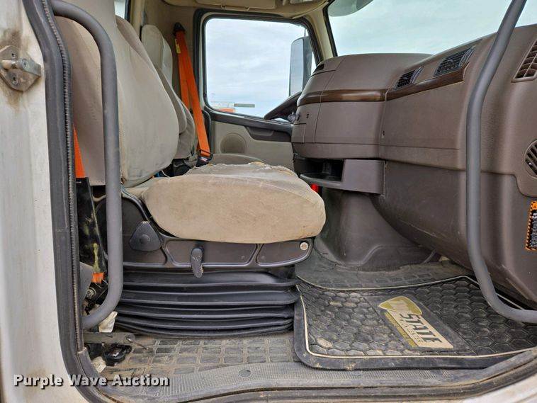 image for item EJ7480 2017 Volvo VNL semi truck