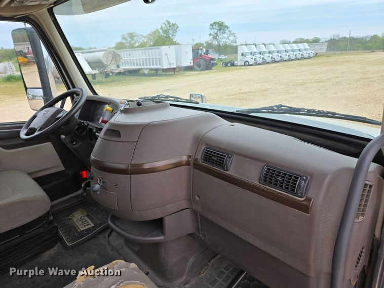 image for item EJ7480 2017 Volvo VNL semi truck