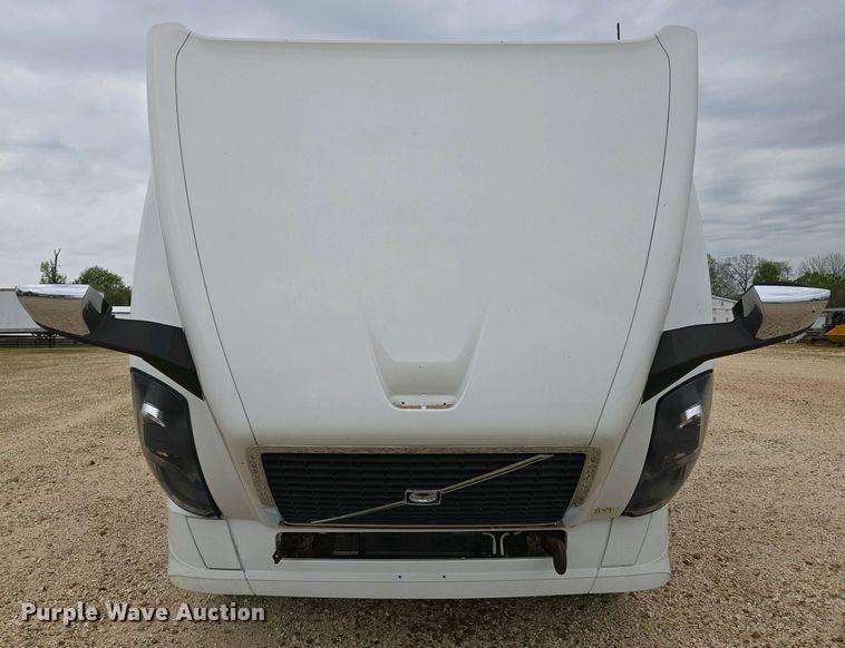 image for item EJ7480 2017 Volvo VNL semi truck