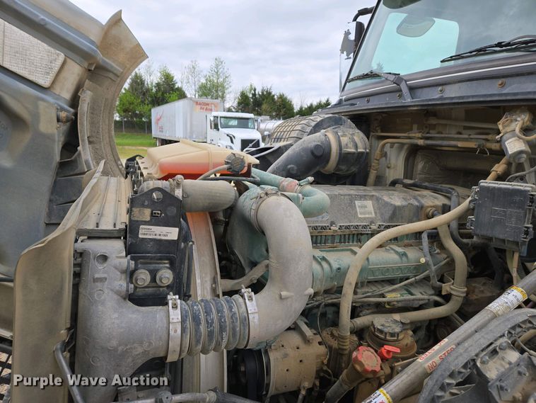 image for item EJ7480 2017 Volvo VNL semi truck