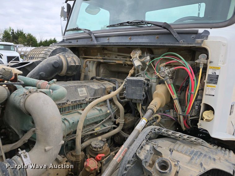 image for item EJ7480 2017 Volvo VNL semi truck