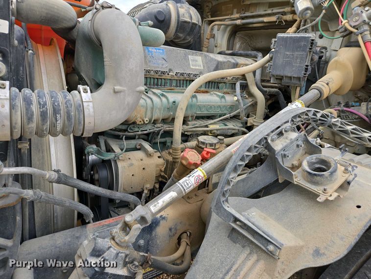 image for item EJ7480 2017 Volvo VNL semi truck