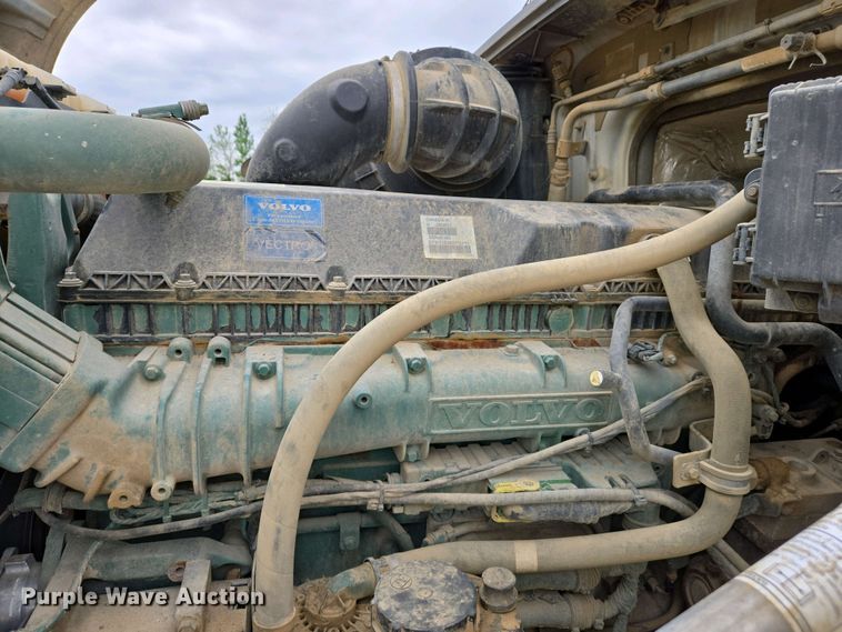 image for item EJ7480 2017 Volvo VNL semi truck