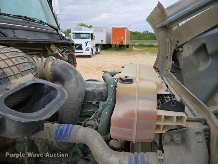 image for item EJ7480 2017 Volvo VNL semi truck