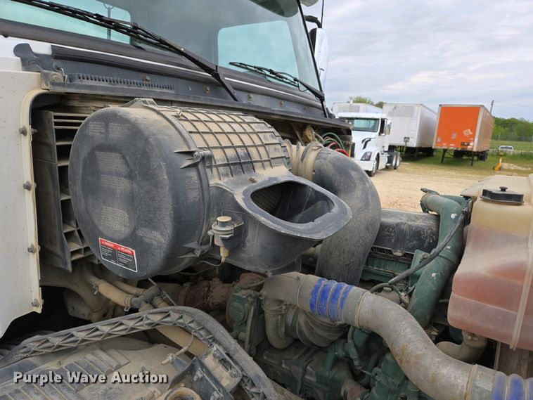 image for item EJ7480 2017 Volvo VNL semi truck