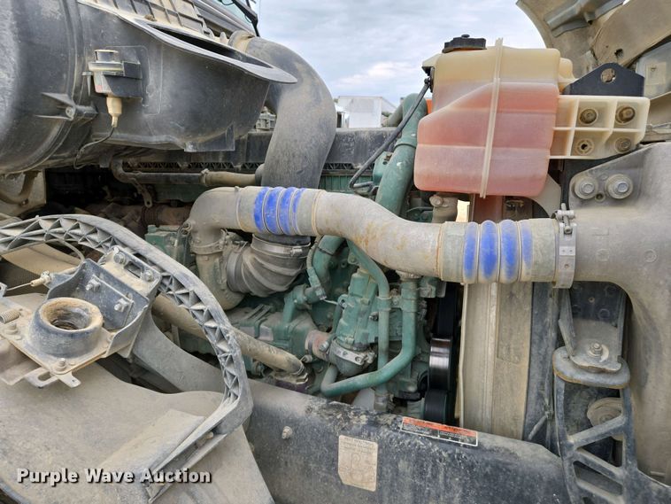 image for item EJ7480 2017 Volvo VNL semi truck