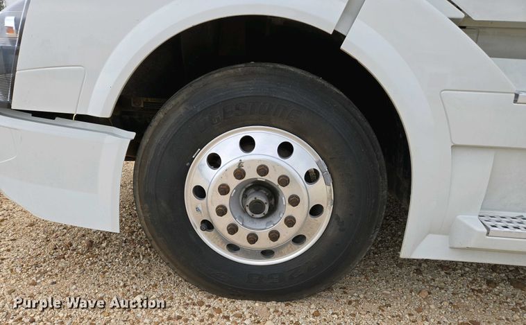 image for item EJ7480 2017 Volvo VNL semi truck