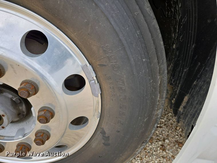 image for item EJ7480 2017 Volvo VNL semi truck