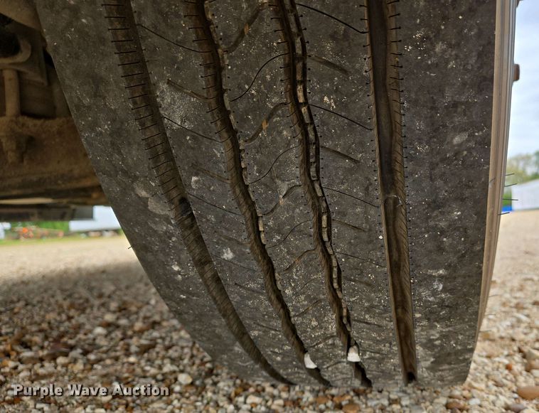 image for item EJ7480 2017 Volvo VNL semi truck