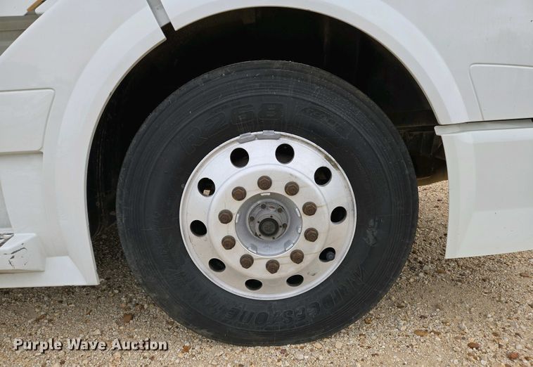 image for item EJ7480 2017 Volvo VNL semi truck