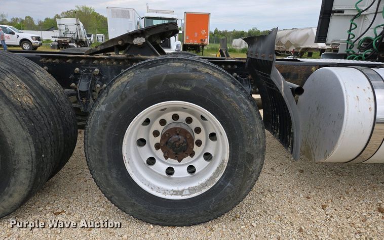 image for item EJ7480 2017 Volvo VNL semi truck