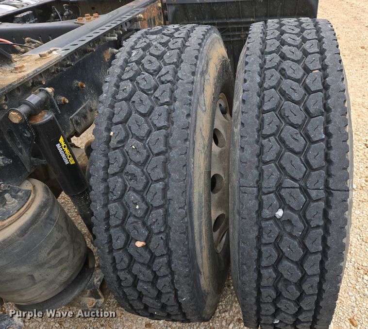 image for item EJ7480 2017 Volvo VNL semi truck