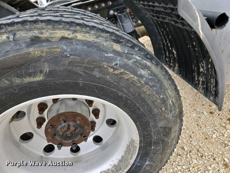 image for item EJ7480 2017 Volvo VNL semi truck