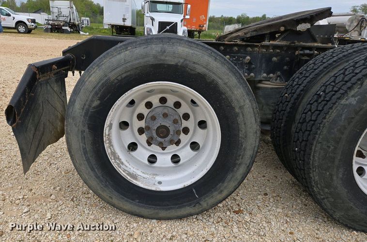 image for item EJ7480 2017 Volvo VNL semi truck