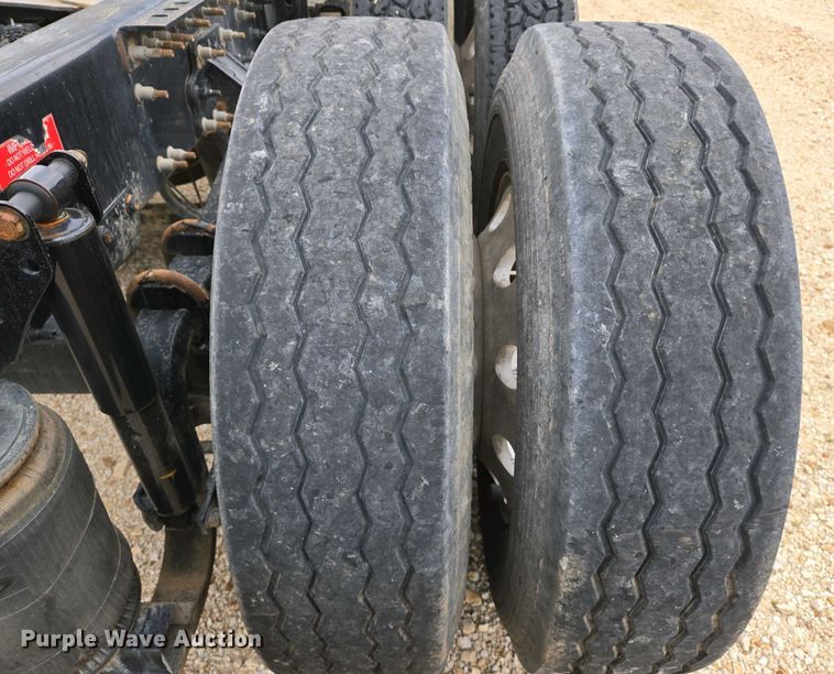 image for item EJ7480 2017 Volvo VNL semi truck