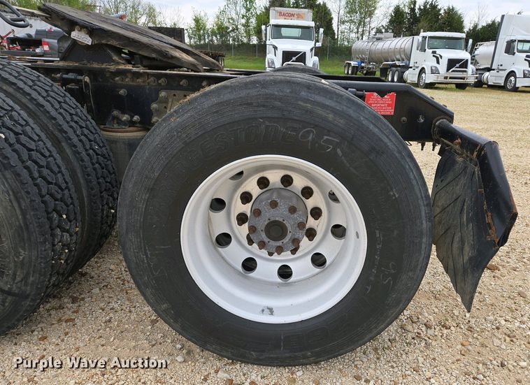 image for item EJ7480 2017 Volvo VNL semi truck