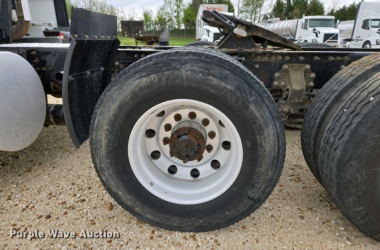 image for item EJ7480 2017 Volvo VNL semi truck