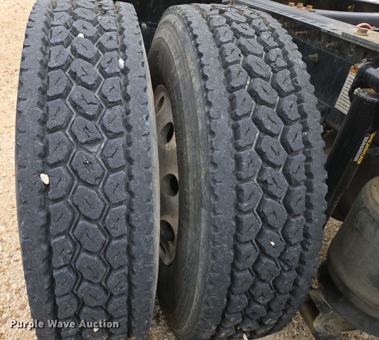 image for item EJ7480 2017 Volvo VNL semi truck