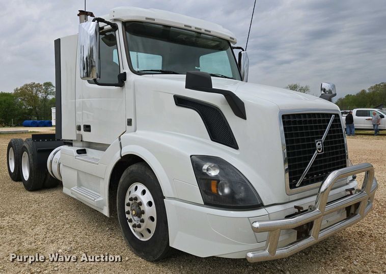 image for item EJ7481 2017 Volvo VNL semi truck